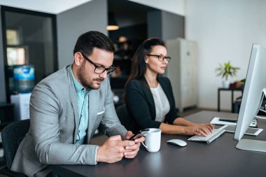 Ofiste çalışan iki zarif iş adamları.