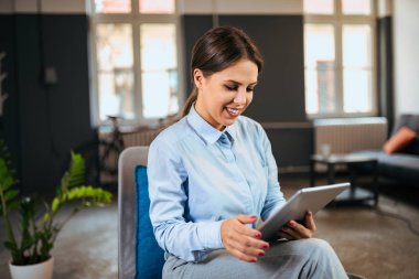 Genç işkadını kapalı tablet kullanma.