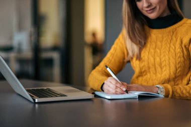 Genç işkadını notları not defterinde yapma.