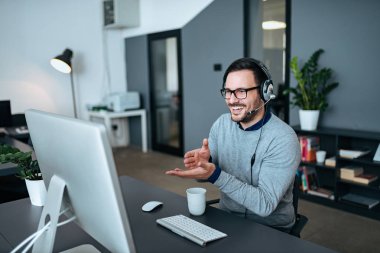 Online arama modern ofis sahip yakışıklı genç.
