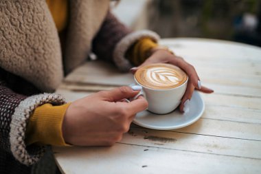 Açık havada kahve içme. Yakın çekim.