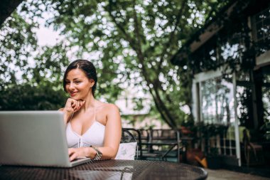 Dizüstü bilgisayar açık havada kullanarak Lady.