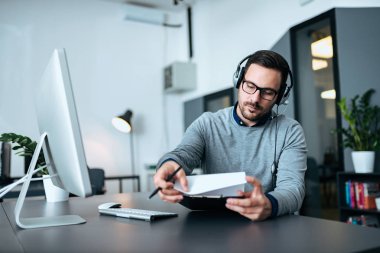 Yakışıklı müşteri hizmetleri temsilcisi iş başında.