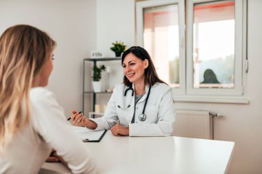Güzel kadın doktor hastaların tedavi onunla tartışıyor.