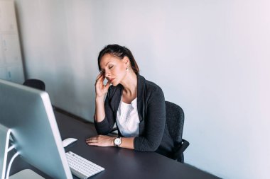 iş kadını işyerinde stres ile.