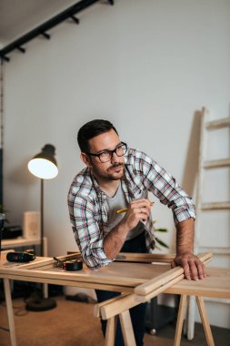 DIY proje üzerinde düşünme dalgın genç adam.