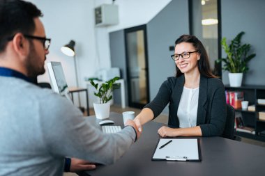 Modern ofiste tokalaşırken işadamları. Businesss sözleşmesi, ortaklık veya iş röportaj.