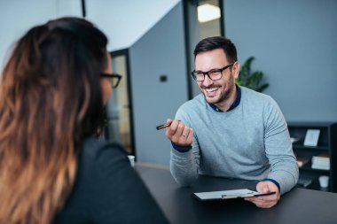 Ofiste kadın ortağı ile konuşurken mutlu takım lideri