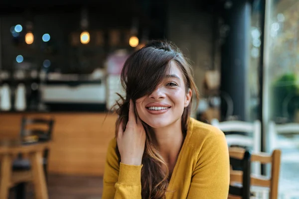 Голова Знімок Усміхненої Молодої Жінки Волоссям Над Обличчям — стокове фото
