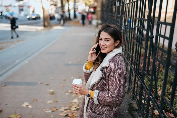 Стильная Женщина Разговаривает Телефону Пьет Кофе Городской Улице — стоковое фото