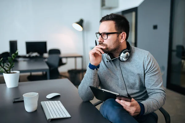 Pensando Solución Hombre Negocios Casual Sosteniendo Rotafolio Mirando Pantalla — Foto de Stock