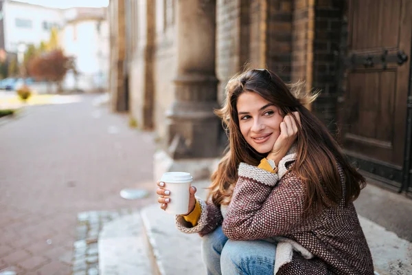 Stylish Woman Takeaway Coffee Sitting Stairs City — Stock Photo, Image