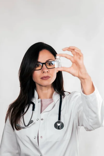 Retrato Uma Bela Médica Segurando Garrafa Remédio Para Injeção — Fotografia de Stock