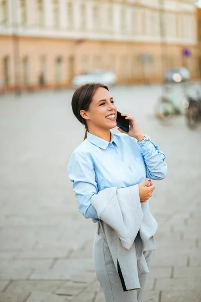 Retrato Una Joven Empresaria Ropa Formal Hablando Por Teléfono Inteligente — Foto de Stock