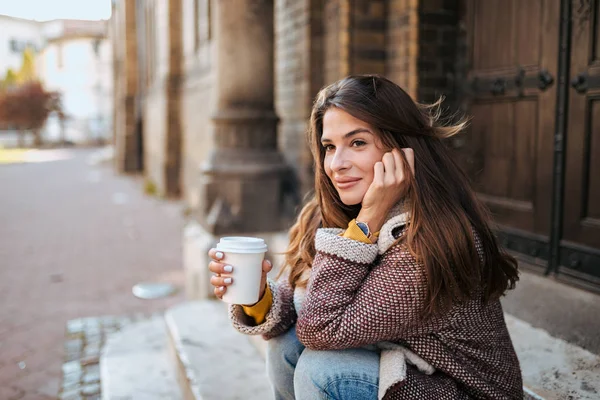 Morena Sentada Escaleras Sosteniendo Una Taza Café Para Llevar — Foto de Stock