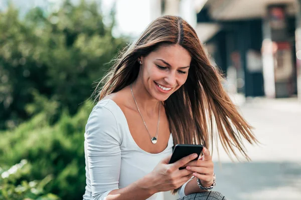 Hermosa Chica Charlando Línea Teléfono Inteligente Aire Libre Ciudad — Foto de Stock