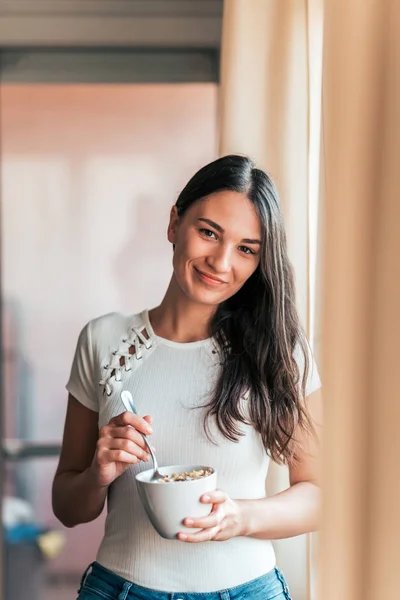 Retrato Una Joven Sonriente Desayunando Saludable — Foto de Stock