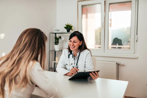 Jovem Médico Paciente Conversando Consultório Médico — Fotografia de Stock