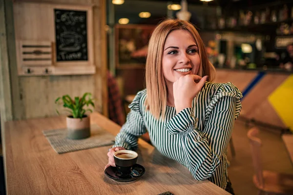 Portrait Une Jolie Jeune Femme Assise Bar Buvant Café — Photo