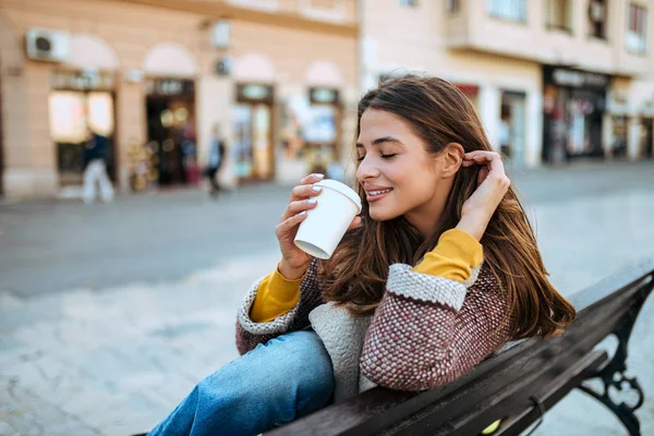 Beautiful Brunette Drinking Coffee Bench City — Stock Photo, Image