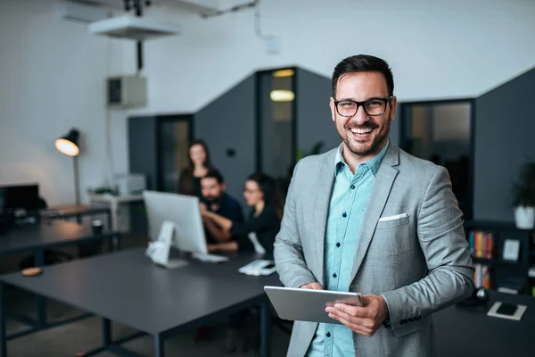 Retrato Líder Sucesso Escritório Moderno Colegas Trabalho Fundo — Fotografia de Stock