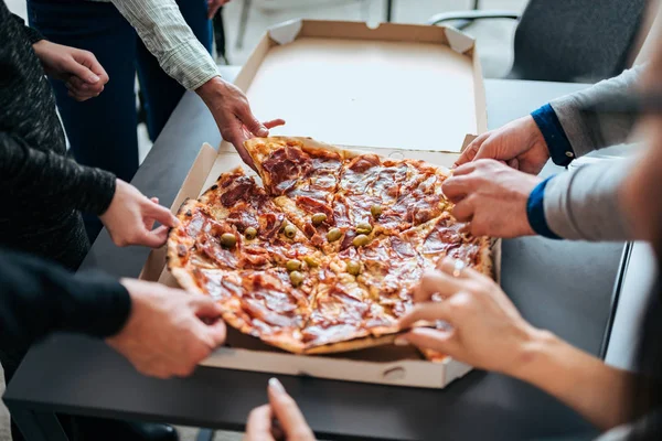 Συνεργάτες Μοιράζονται Πίτσα Για Μεσημεριανό Γεύμα Στο Γραφείο Top View — Φωτογραφία Αρχείου