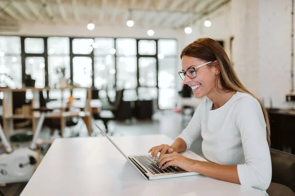 Gorgeous Young Woman Using Laptop Bright Office Close — Stock Photo, Image