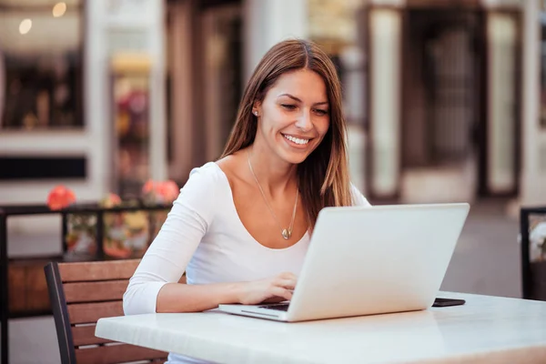 Attractive Young Woman Using Laptop Cafe Outdoors — Stock Photo, Image