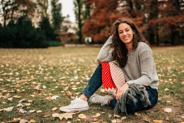 Portrait Young Woman Sitting Grass Autumn — Stock Photo, Image