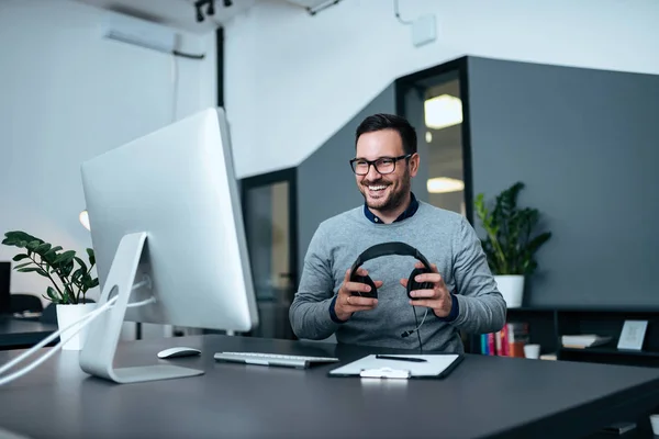 Sorrindo Empresário Casual Segurando Fones Ouvido Escritório Moderno — Fotografia de Stock