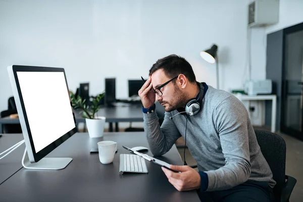 Ondersteuningsmedewerker Van Betrokken Klant Zijn Monitor Kijken Terwijl Bestanden Zijn — Stockfoto