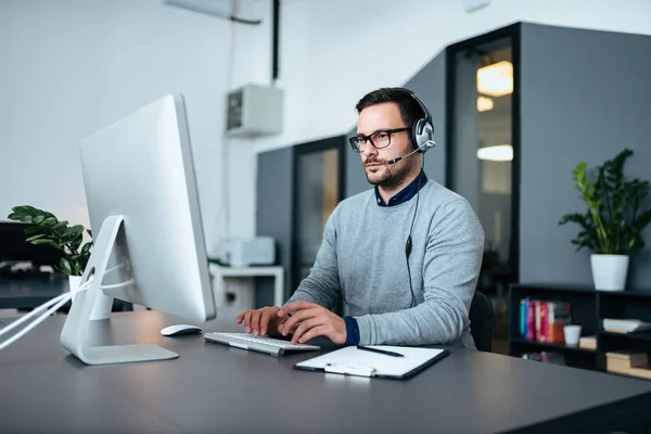 Young Male Customer Support Headset Working Computer — Stock Photo, Image