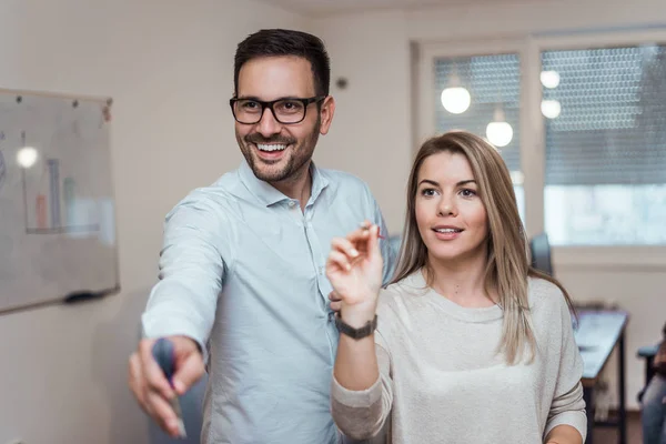 Afbeelding Van Een Paar Vrienden Spelen Darten Thuis — Stockfoto