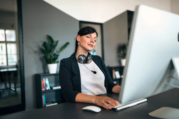 Happy Young Business Woman Relaxing Getting Inspiration While Working Desktop — Stok Foto