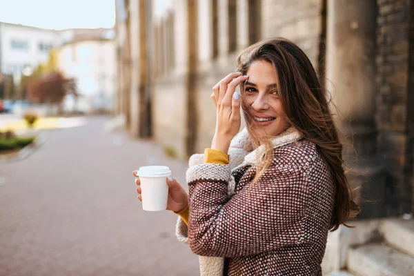 Linda Morena Andando Cidade Bebendo Café — Fotografia de Stock