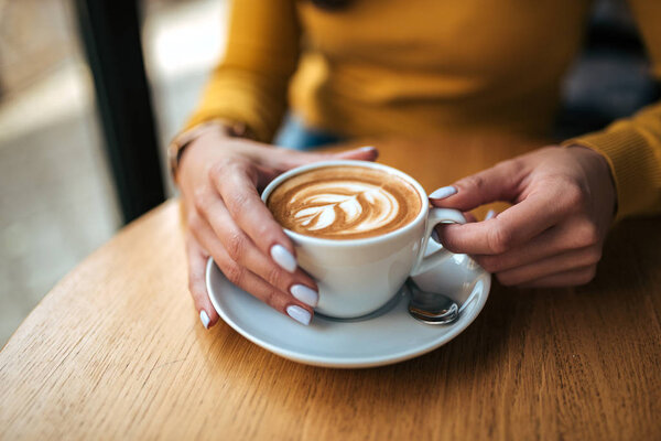 Пил кофе в кафе. Крупный план
.