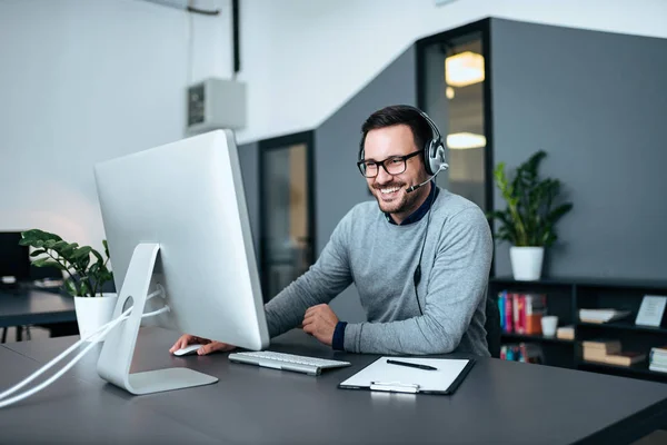 Sonriente Hombre Negocios Casual Con Auriculares Trabajando Computadora —  Fotos de Stock