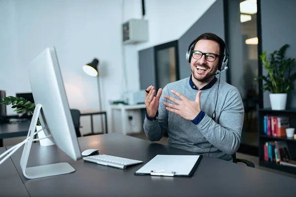 Happy Young Customer Service Operator Talking Headset Modern Office — Stock Photo, Image