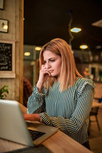 Poważne Przedsiębiorca Kobieta Patrząc Ekran Laptopa — Zdjęcie stockowe