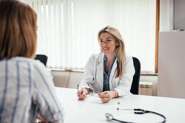 Aufmerksame Ärztin Hört Einer Patientin — Stockfoto