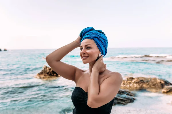 Concepto Vacaciones Verano Joven Mujer Moda Costa Rocosa Del Mar —  Fotos de Stock
