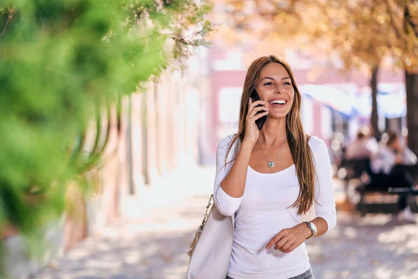 Щаслива Молода Жінка Гуляє Місту Розмовляє Телефону — стокове фото