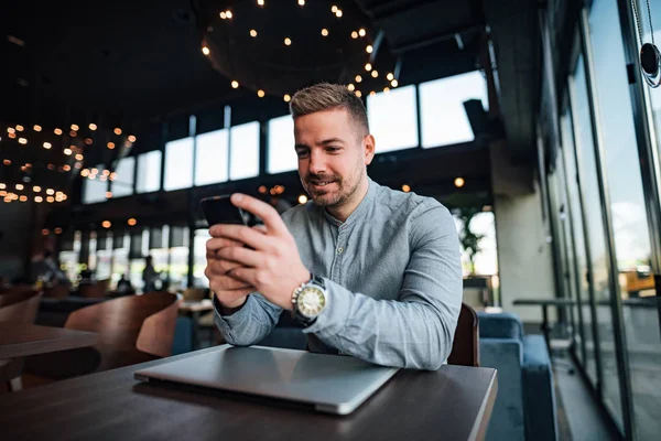 Vista Ángulo Bajo Del Joven Guapo Usando Teléfono Inteligente Restaurante —  Fotos de Stock