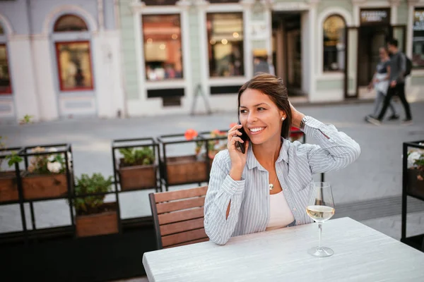 Hermosa Mujer Joven Hablando Teléfono Móvil Café Aire Libre — Foto de Stock