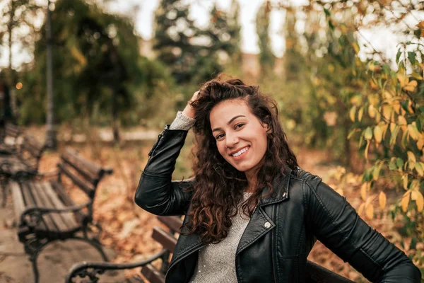 Retrato Uma Menina Sorridente Com Cabelo Encaracolado Sentado Banco Parque — Fotografia de Stock