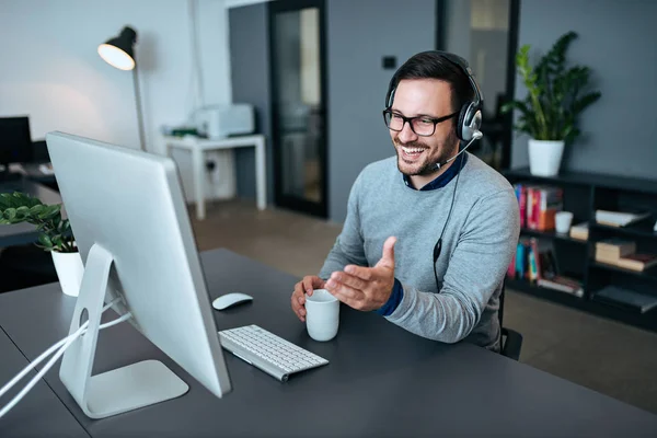 Jonge Knappe Ondersteunen Center Agent Gesprek Met Zijn Klant Aan — Stockfoto