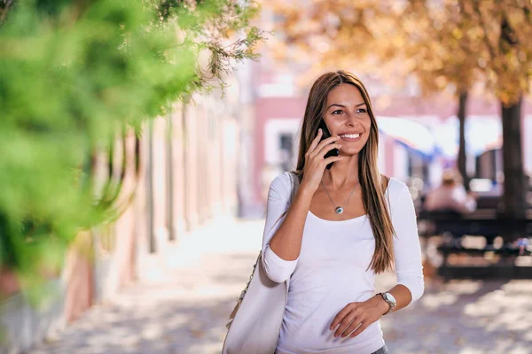 Чудова Молода Жінка Йде Вулиці Міста Розмовляє Телефону — стокове фото