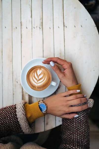 Вид Сверху Женщину Чашкой Кофе Latte Art Деревянном Столе — стоковое фото