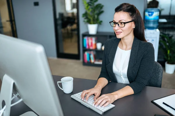 Mulher Negócios Bonita Trabalhando Seu Computador — Fotografia de Stock