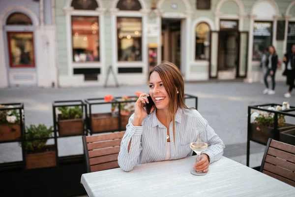 Mujer Sonriente Hablando Por Teléfono Café Aire Libre —  Fotos de Stock